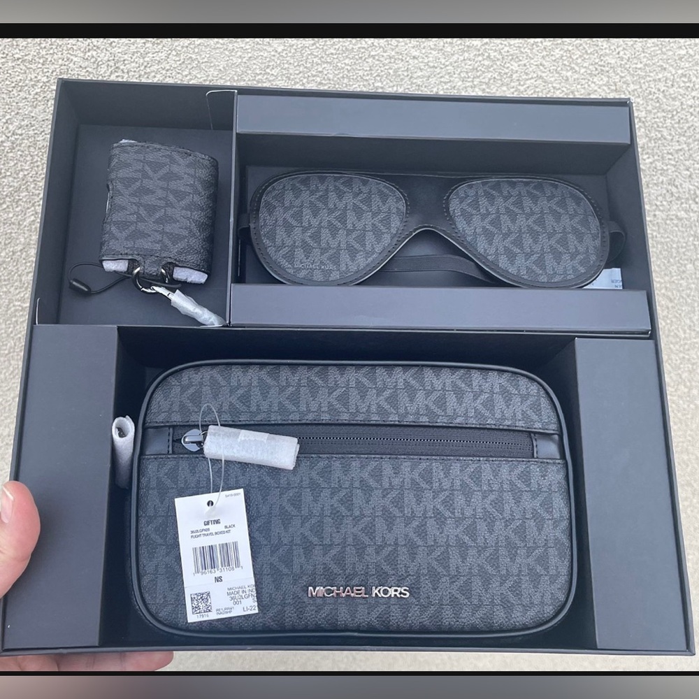 Michael Kors 3-In-1 Logo Travel Gift Set, New in Gift Box - Picture 5 of 15